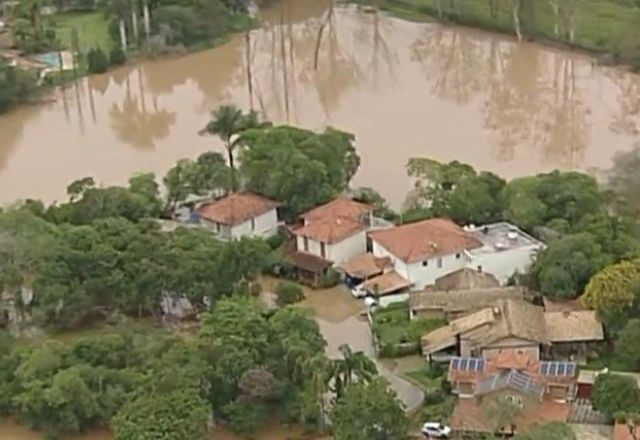 Chuva forte causa alagamento e queda de muro em SP