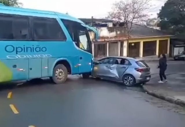 Motorista de ônibus avança sobre carro várias vezes após briga 