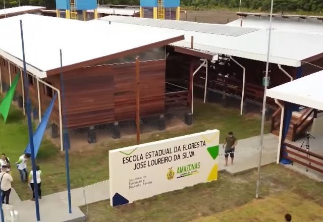 Primeira escola da floresta é inaugurada em comunidade ribeirinha no Amazonas