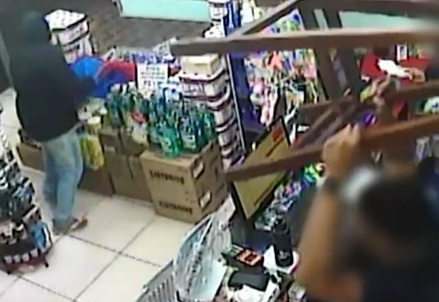 Funcionário de farmácia reage a assalto com banco de madeira 