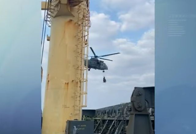 Tripulantes de navio são socorridos de helicóptero na costa de Pernambuco