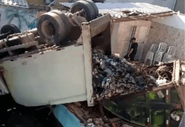 Motorista de caminhão de lixo morre após veículo cair dentro de piscina no RJ