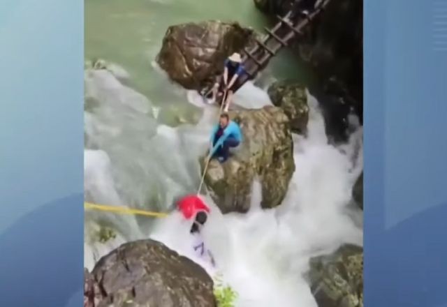 VÍDEO: Dois turistas são levados por correnteza em riacho, na China