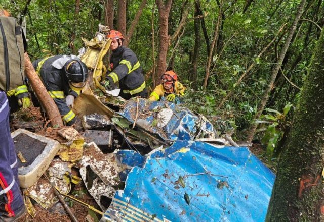 Avião de pequeno porte cai em Ribeirão Pires, no ABC paulista