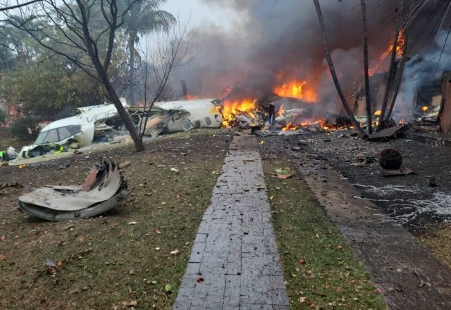 Imagem da noticia Avião com 62 pessoas cai em Vinhedo, (SP); não há sobreviventes