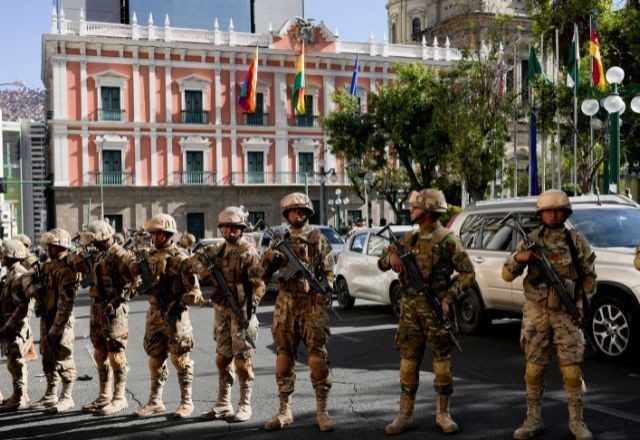 Imagem da noticia Militares bolivianos invadem palácio e presidente fala em respeito à democracia