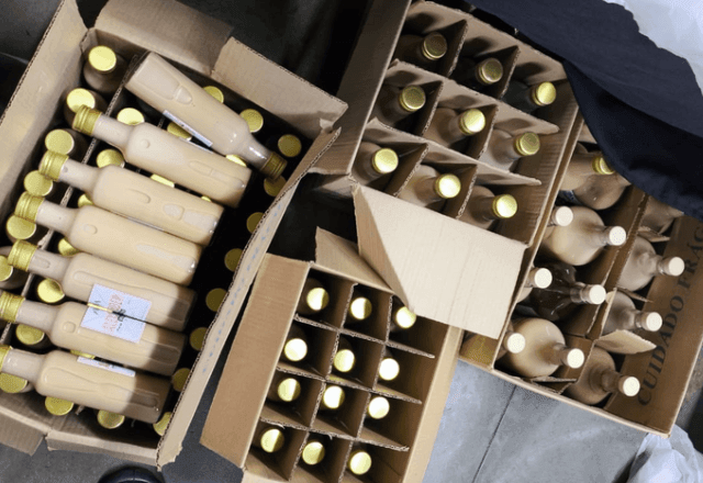 Imagem da noticia Bebidas alcoólicas irregulares e com "nomes inusitados" são apreendidas em feira de Curitiba