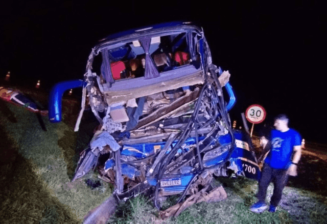 Imagem da noticia Acidente entre ônibus e caminhão deixa 2 mortos e mais de 30 feridos no interior de Minas Gerais 