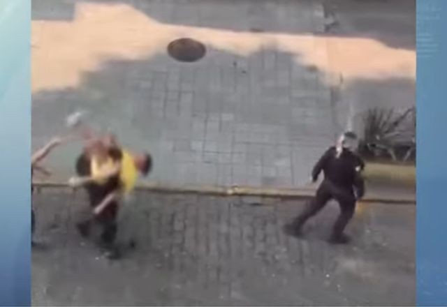 Imagem da noticia Mulher é levada de cabeça para baixo para viatura policial no RJ