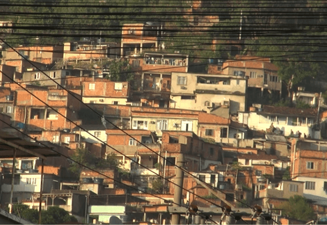 Imagem da noticia Tiroteio afeta funcionamento de escolas e serviços de saúde em comunidades da zona norte do Rio 