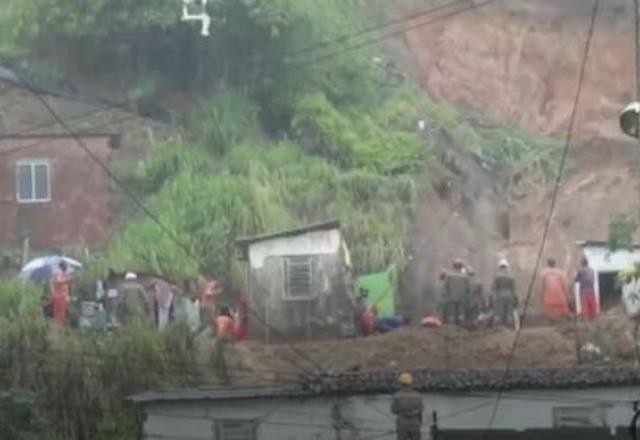 Imagem da noticia Jovem de 19 anos morre soterrado após deslizamento em Olinda (PE)