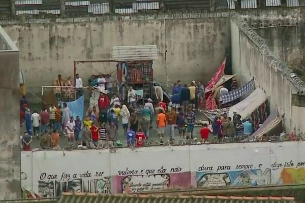 Imagem da noticia Detentos são transferidos do maior presídio do Rio Grande do Sul
