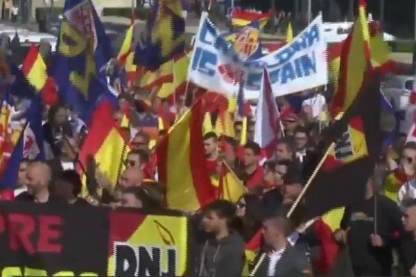 Dia Nacional da Espanha tem manifestações contra e a favor da independência da Catalunha