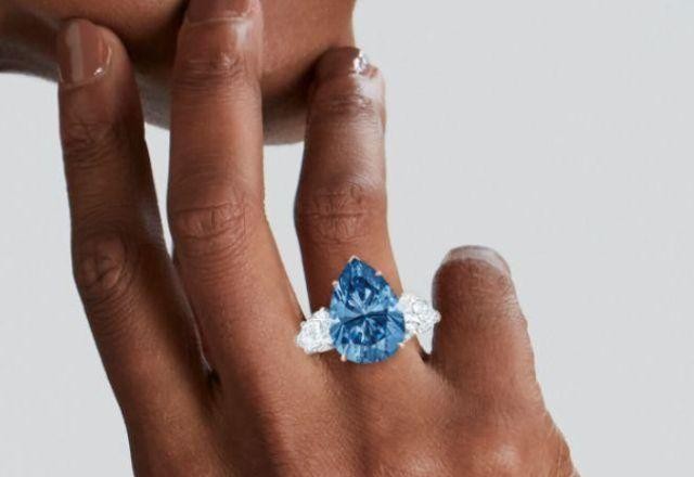 Imagem da noticia Anel de diamante azul é vendido por US$ 44 milhões em leilão na Suíça