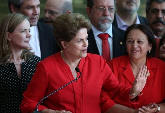Auxílio não pode ser objeto de chantagem de Bolsonaro, diz Dilma