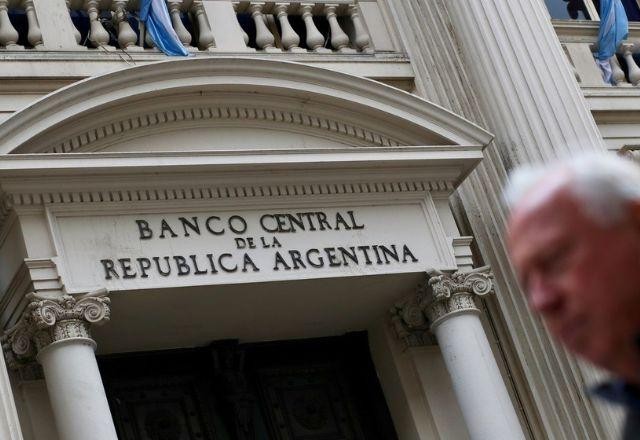 Imagem da noticia FMI concorda em adiar pagamento da dívida da Argentina