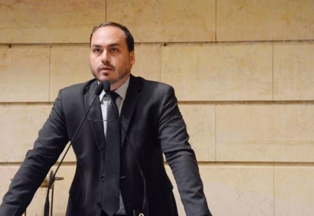 Imagem da noticia Carlos Bolsonaro critica silêncio de Moro sobre inelegibilidade do ex-presidente