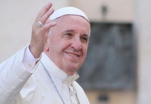 Imagem da noticia Papa Francisco sugere possibilidade de bênçãos para casais do mesmo sexo