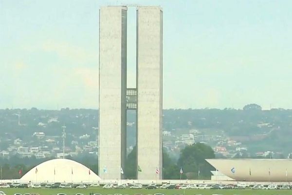 Dois parlamentares que cobrem férias do Congresso estão condenados pela Justiça