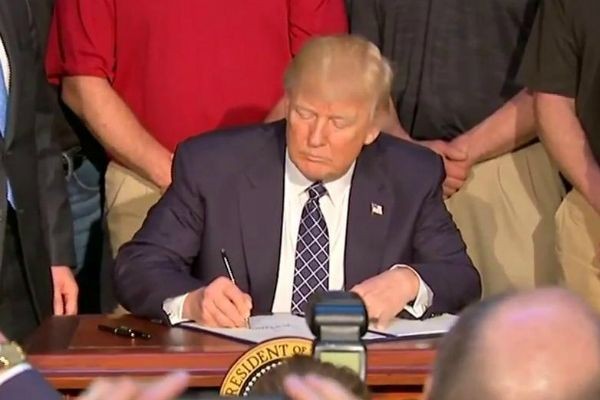 Imagem da noticia Donald Trump revoga leis de proteção ambiental adotadas por Barack Obama