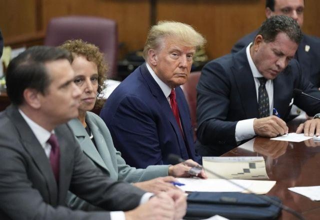 Imagem da noticia Trump se declara inocente de 34 acusações e deixa tribunal em Nova York