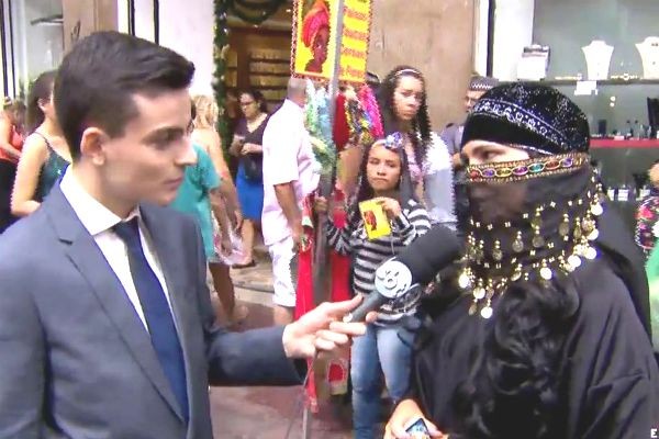 Dudu Camargo vai às ruas de São Paulo e confere previsões de cigana para 2018