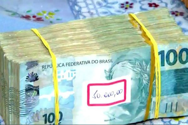 Imagem da noticia Durante blitz, polícia encontra R$ 1,8 milhão escondido em carro
