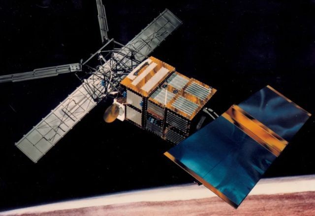 Imagem da noticia Satélite de 2 toneladas lançado em 1995 vai cair na Terra; entenda