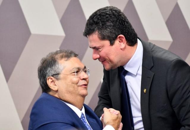 Imagem da noticia Sem declarar voto, Moro recebe Flávio Dino com abraço em sabatina na CCJ