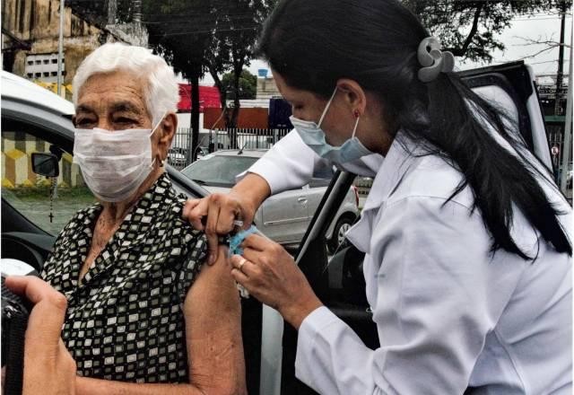 Imagem da noticia Recife começa vacinação de idosos com mais de 85 anos em drive-thru