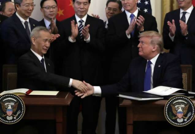 EUA e China assinam acordo que pode encerrar a guerra comercial