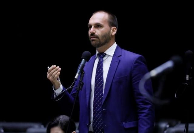 Imagem da noticia Relator recomenda arquivamento de ação contra Eduardo Bolsonaro