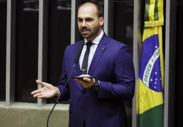 Eduardo Bolsonaro insinua que Maia quer criar "crise institucional"