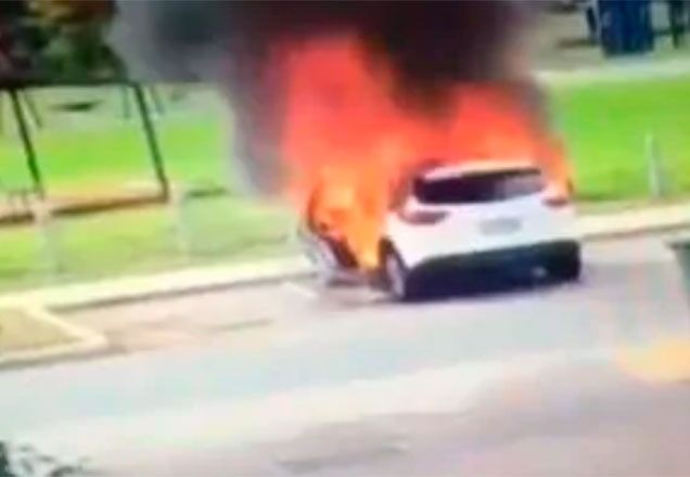 Imagem da noticia Em questão de segundos, mãe salva filhos pequenos antes de carro explodir