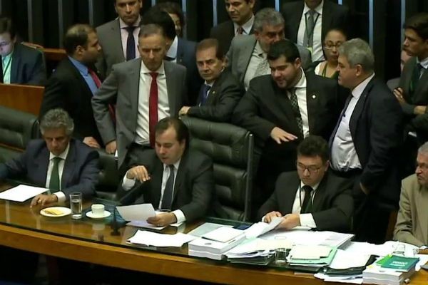 Em sessão tumultuada, deputados aprovam reforma trabalhista