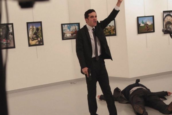 Embaixador russo é assassinado a tiros em exposição fotográfica na Turquia