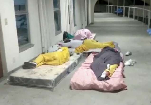 Imagem da noticia Enfermeiros dormem no chão em hospital de campanha no Rio