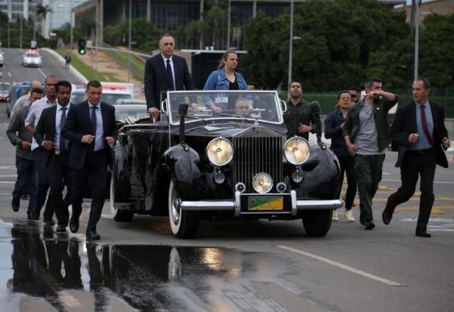 Imagem da noticia Lula descarta recomendação da PF e desfilará em carro aberto