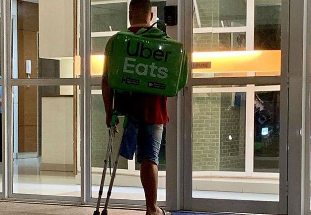 Imagem da noticia Entregador deficiente físico viraliza na internet e vê vida mudar