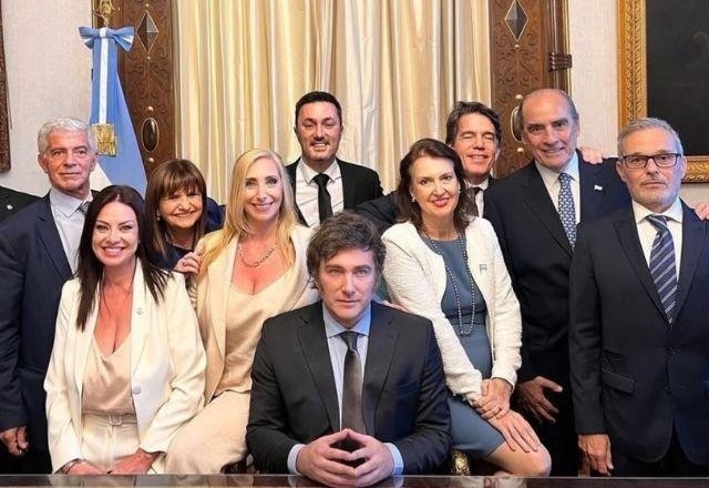 Imagem da noticia Milei reduz número de ministérios à metade e empossa ministros em cerimônia privada