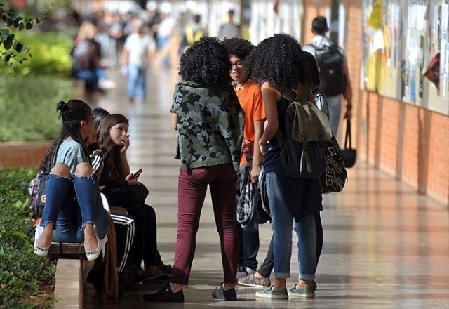 Volta às aulas em SP: alunos começam ano letivo com nova matriz curricular