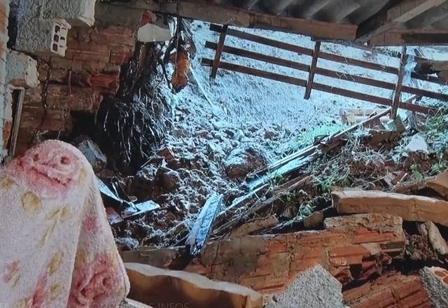 Imagem da noticia Cemitério fica coberto de areia após passagem de ciclone em SC