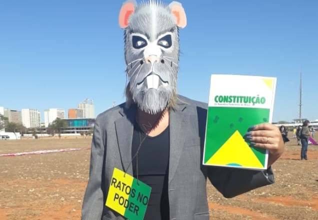 Imagem da noticia Esplanada recebe protestos contra e a favor do presidente