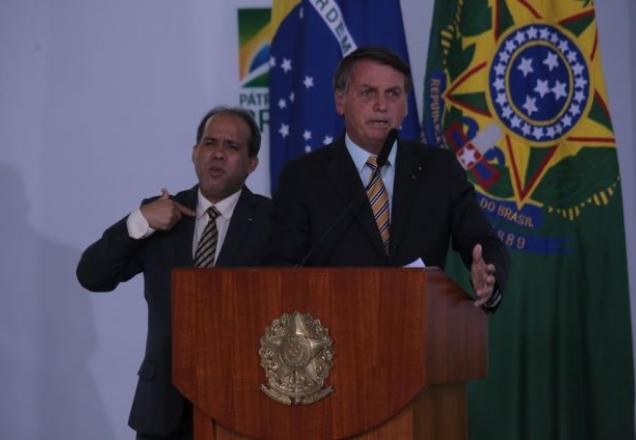 "Quando acaba a saliva, tem que ser na pólvora", diz Bolsonaro sobre fala de Biden