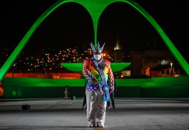 Imagem da noticia Rei momo inaugura iluminação especial no sambódromo do Rio