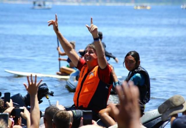 Imagem da noticia Bolsonaro anda de jet ski e provoca aglomeração em praia; veja fotos