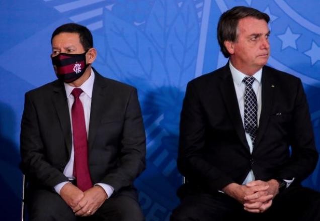 Bolsonaro diz que, se pudesse, demitiria Mourão por cogitar expropriações