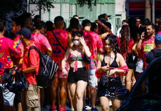 Sábado de Carnaval tem blocos clandestinos e festas sem máscara
