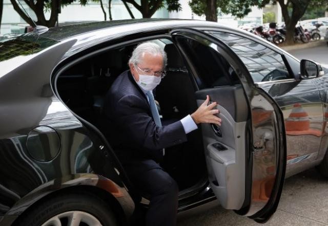 Imagem da noticia Paulo Guedes suspende férias do fim de ano