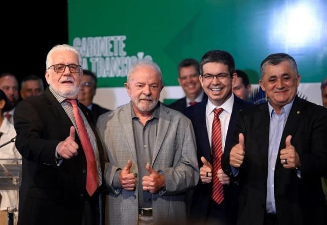 Lula oficializa Randolfe, Wagner e Guimarães como líderes no Congresso